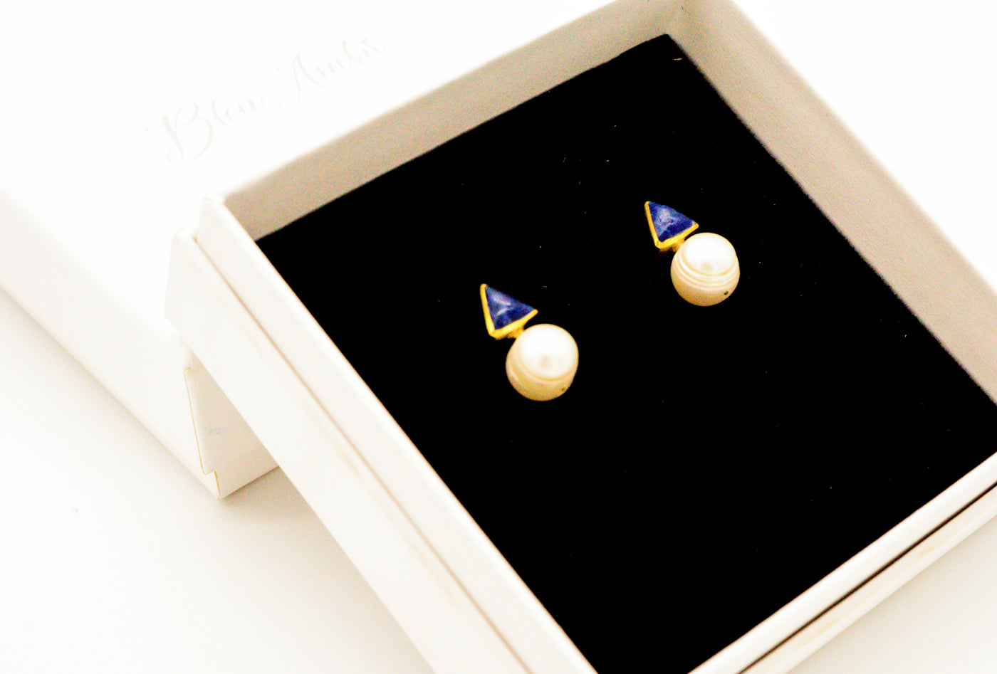 BA delicate pearl and lapis lazuli gold-plated sterling silver earrings. Reach for a delicate and exquisite earring that plays with lapis lazuli stone and a beautiful pearl.