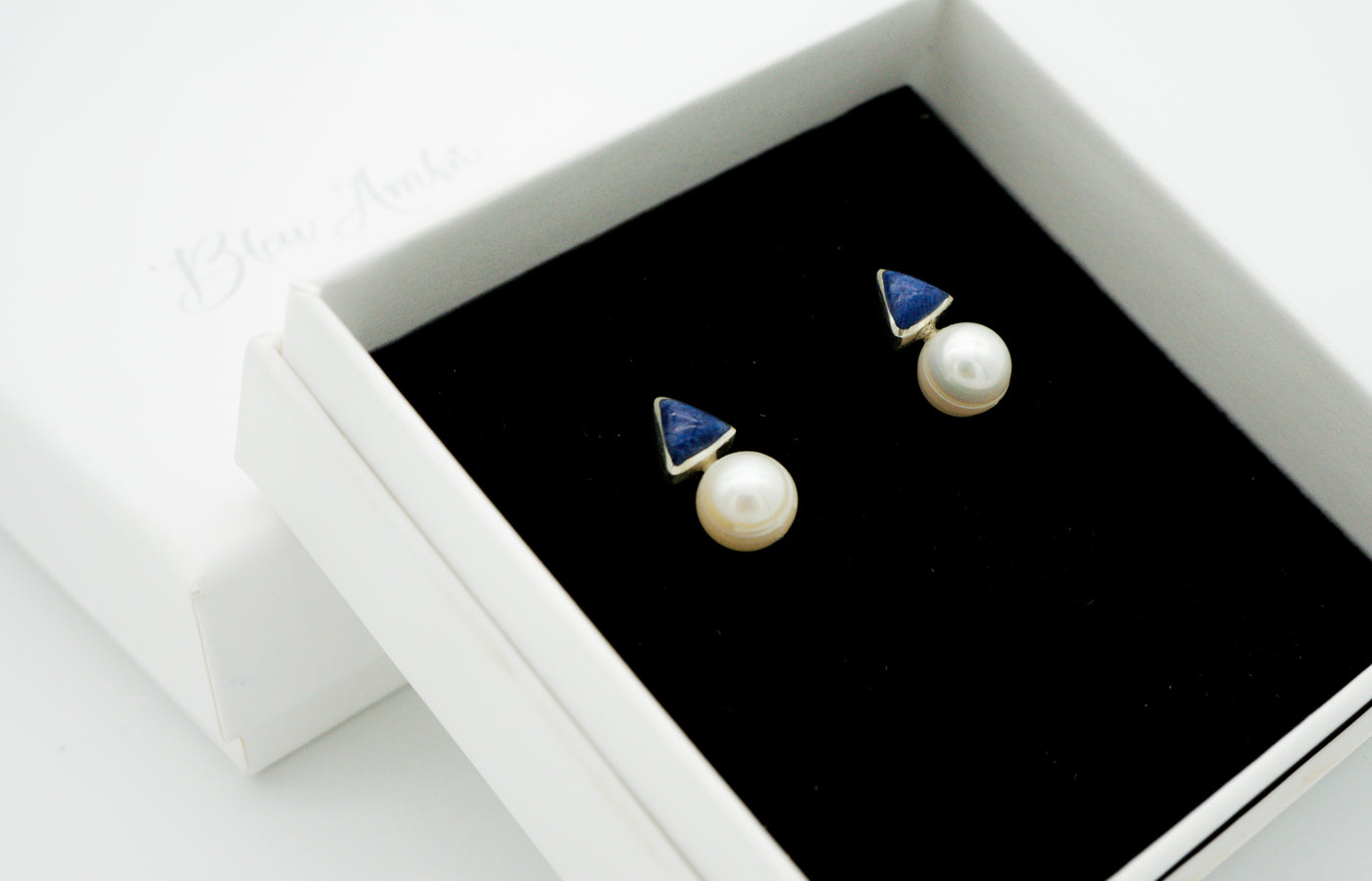 BA delicate pearl and lapis lazuli earrings sterling silver. Reach for a delicate and exquisite earring that plays with lapis lazuli stone and a beautiful pearl.